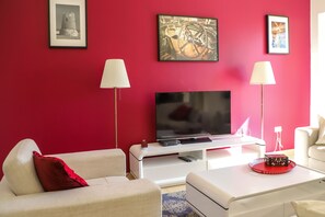 Appartement, 2 chambres, vue sur la marina | Salle de séjour | Téléviseur à écran plat