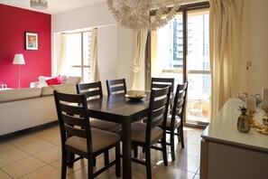 Family dining - Pelicanstay at JBR Walk - Marina View (Dubai)
