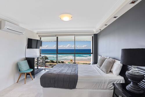 Departamento ejecutivo, 2 habitaciones, vista al océano (Adults Only) | Tabla de planchar con plancha, wifi gratis y ropa de cama