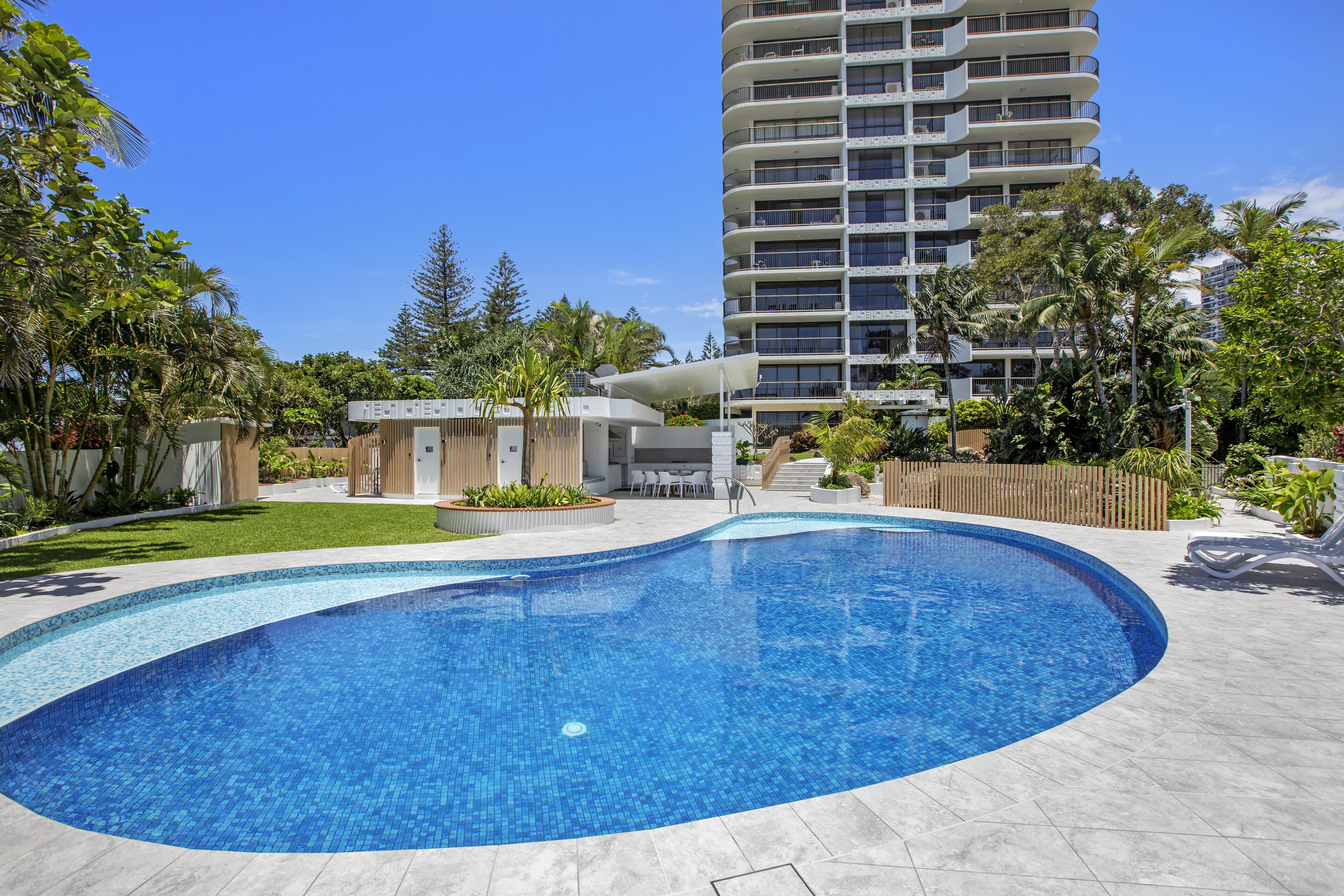 De Ville Apartments — image 2