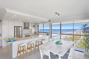 Apartamento executivo, 1 quarto | Cozinha privada | Geladeira, micro-ondas, fogão, cooktop
