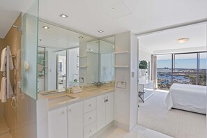 3 Bedroom Marina View Superior Apartment | Bathroom | Shower, free toiletries, hair dryer, towels - De Ville Apartments (Main Beach)