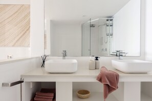 2 Bedroom Signature Apartment with Ocean View | Bathroom | Shower, free toiletries, hair dryer, towels - De Ville Apartments (Main Beach)