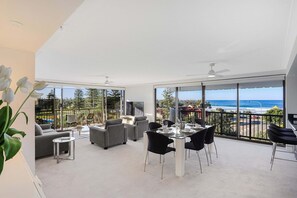 高級公寓, 2 間臥室, 海景 | 起居區 | 平面電視、 DVD 播放機