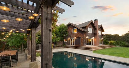 Gorgeous Views, Pool and Hot Tub, 12 mins to HB Plaza