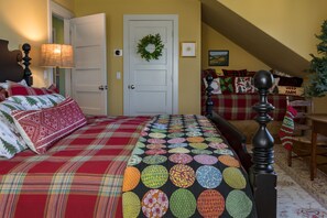 3 bedrooms, desk, iron/ironing board, travel crib