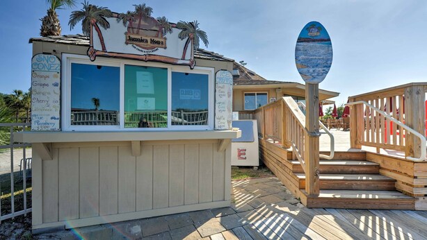 A beachside kiosk with a sign indicating it is closed. - Hilton Head Condo w/ Pool Bar: Walk to Beach! (Hilton Head Island)