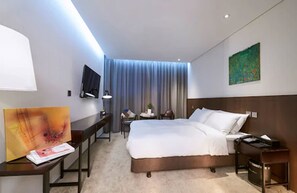 Una cassaforte in camera, una scrivania, tende oscuranti