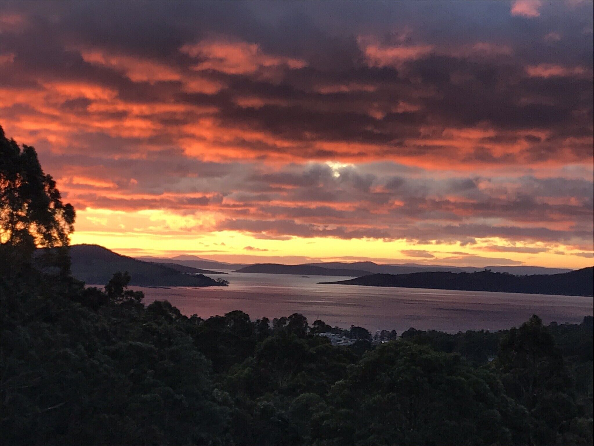 Fantastic getaway for family or friends with spectacular views. — image 5