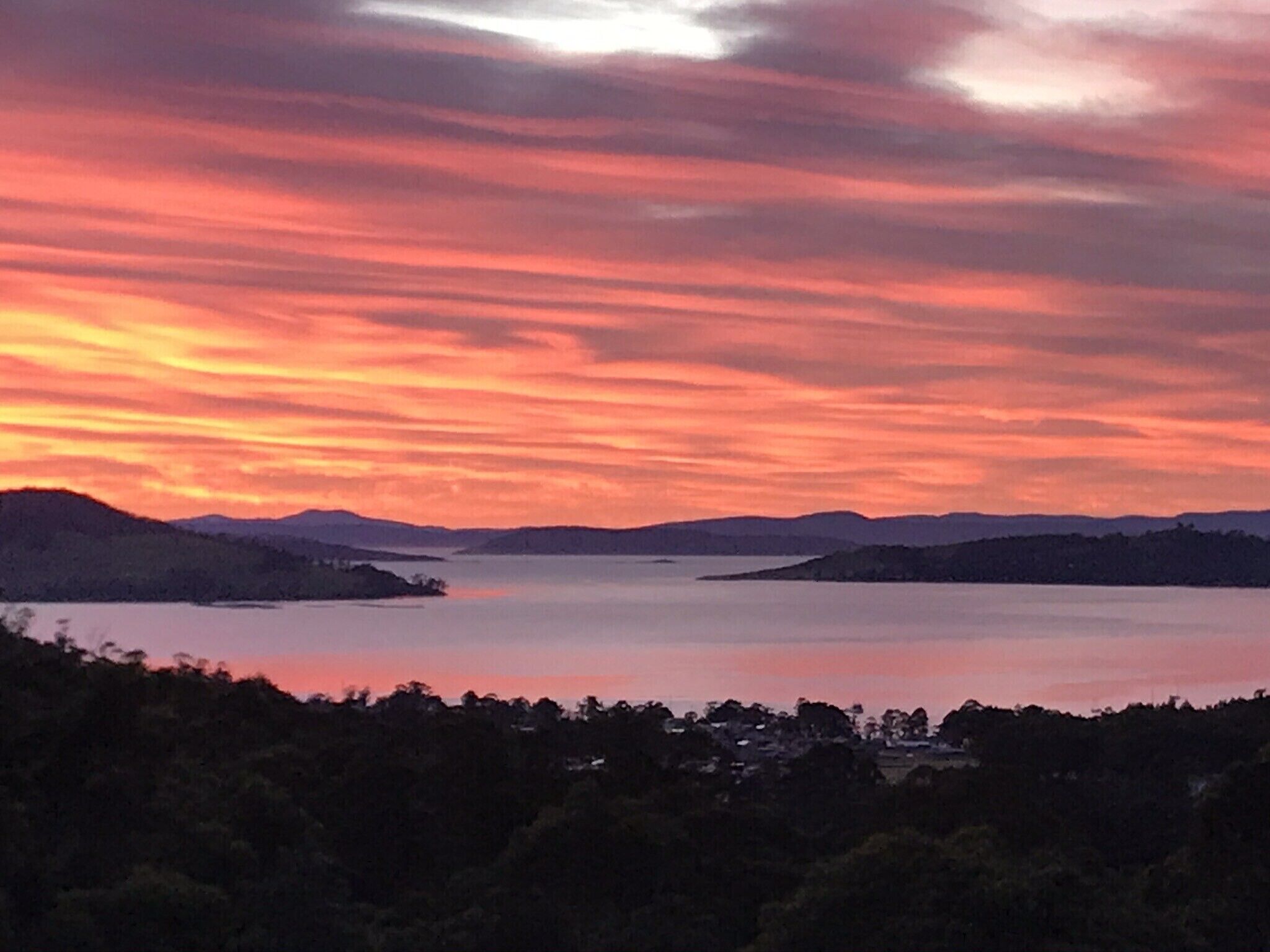 Fantastic getaway for family or friends with spectacular views. — image 4