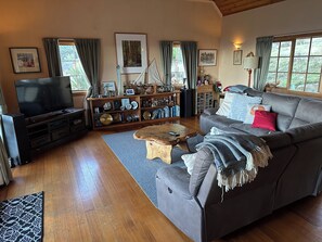 Smart TV, fireplace, books, stereo