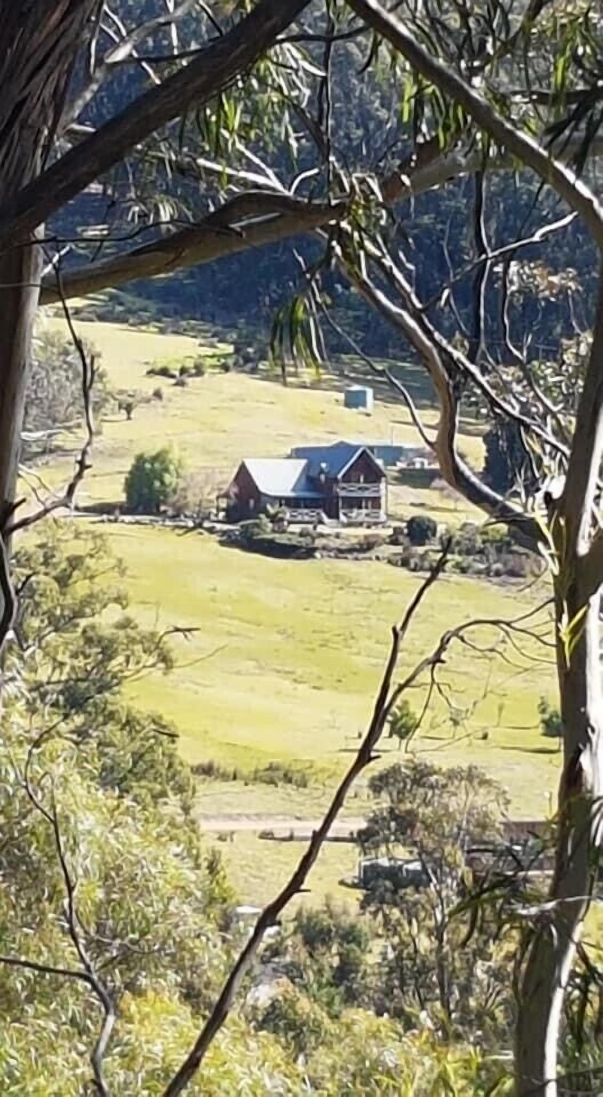 Fantastic getaway for family or friends with spectacular views. — image 23