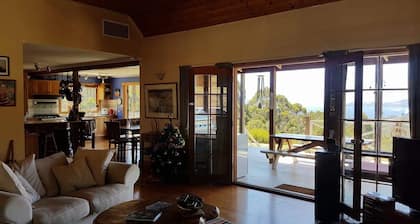 Fantastic getaway for family or friends with spectacular views.