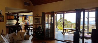 Fantastic getaway for family or friends with spectacular views.