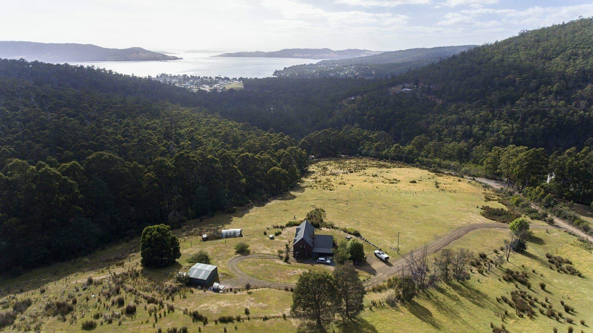 Fantastic getaway for family or friends with spectacular views. — image 3