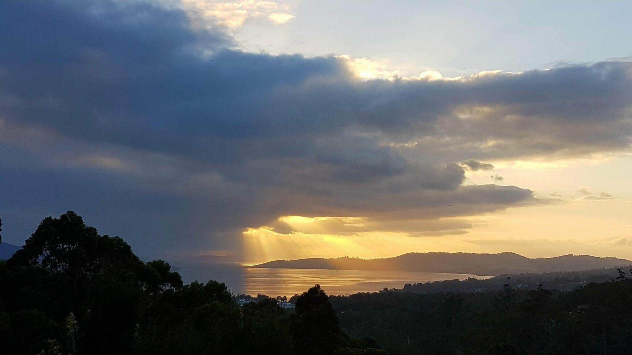 Fantastic getaway for family or friends with spectacular views. — image 6