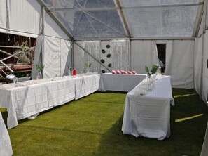 Zona a l'aire lliure per a la celebració de banquets