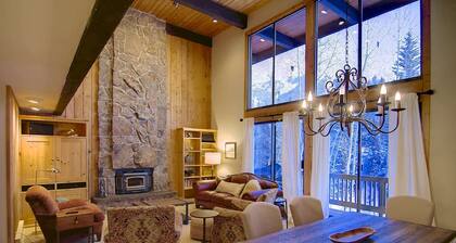 Hike In/Out w/Stunning Mountain Views + Heated Pool-Hot Tub-Gym-Wood Fireplace-W/D in Unit