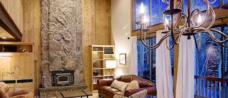 Una Smart TV, una chimenea, un reproductor de DVD, libros