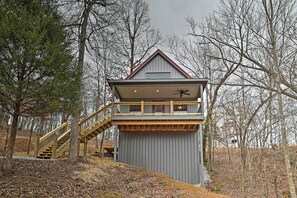 Exterior - Cozy East Bernstadt Cabin w/ Porch + Fishing Lake! (East Bernstadt)