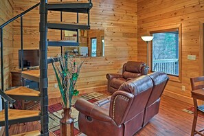 TV, fireplace, books - Cozy East Bernstadt Cabin w/ Porch + Fishing Lake! (East Bernstadt)