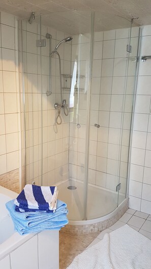 Een bad, een haardroger, handdoeken, zeep