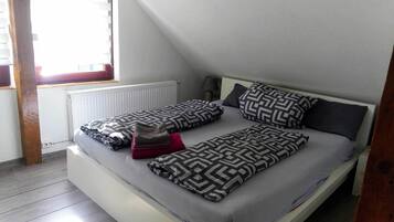 2 Schlafzimmer, Schreibtisch, BĂŒgeleisen/BĂŒgelbrett, kostenloses WLAN