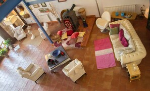 House, 5 Bedrooms | Living area