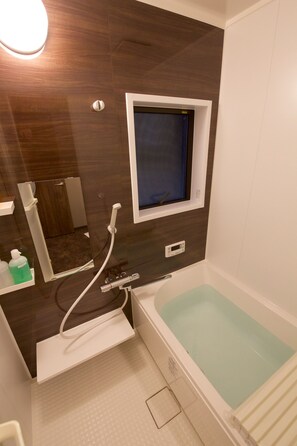 Separate bathtub and shower, hair dryer, bidet, towels - Japaning Hotel Toji2 (Kyoto)