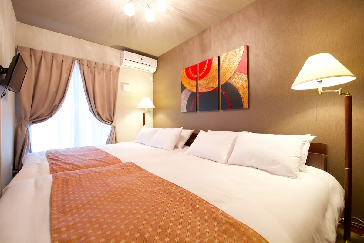 Free WiFi, bed sheets