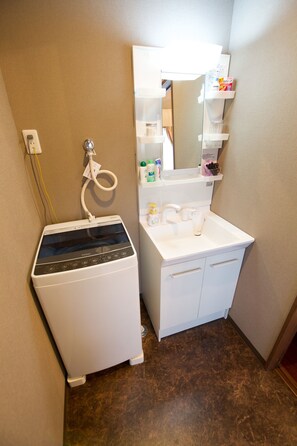 Bathroom sink - Japaning Hotel Toji2 (Kyoto)