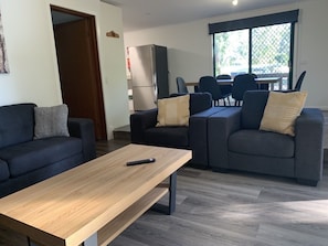 3 Bedrooms Seymour River Lodge | Living area | Flat-screen TV