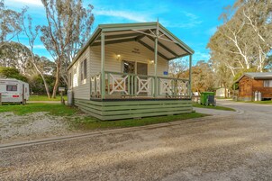 2 Bedrooms Blue Wren Cabin | Iron/ironing board, WiFi (free), bed sheets