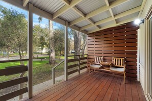 Terrace/patio - BIG4 Tiny Away Stay – Seymour Riverside (Seymour)
