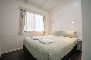 Cabaña de lujo, 2 habitaciones | Tabla de planchar con plancha, wifi gratis y ropa de cama 