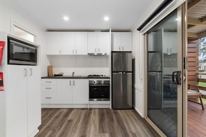 Private kitchen - BIG4 Tiny Away Stay – Seymour Riverside (Seymour)