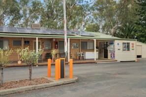 Exterior - BIG4 Tiny Away Stay – Seymour Riverside (Seymour)