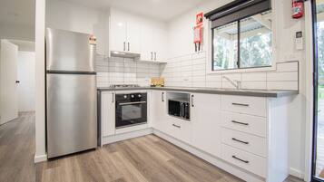 Cabana standard, 1 cama Queen | Cozinha privada | Cafeteira/chaleira, geladeira, micro-ondas, fogão