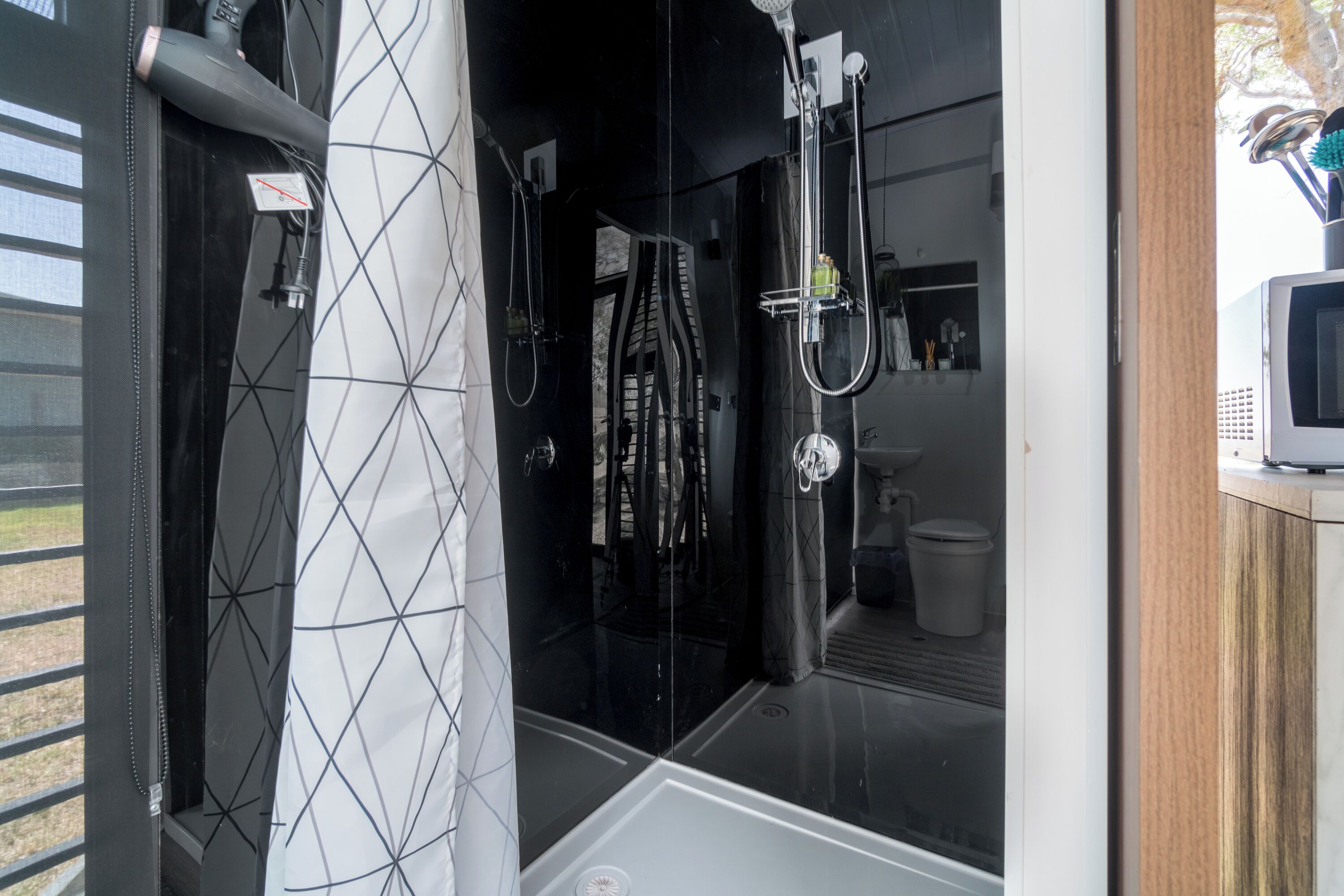 Cabin | Bathroom | Shower, free toiletries, hair dryer, towels