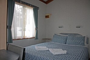 Cabaña Deluxe, 2 habitaciones | Tabla de planchar con plancha, wifi gratis y ropa de cama