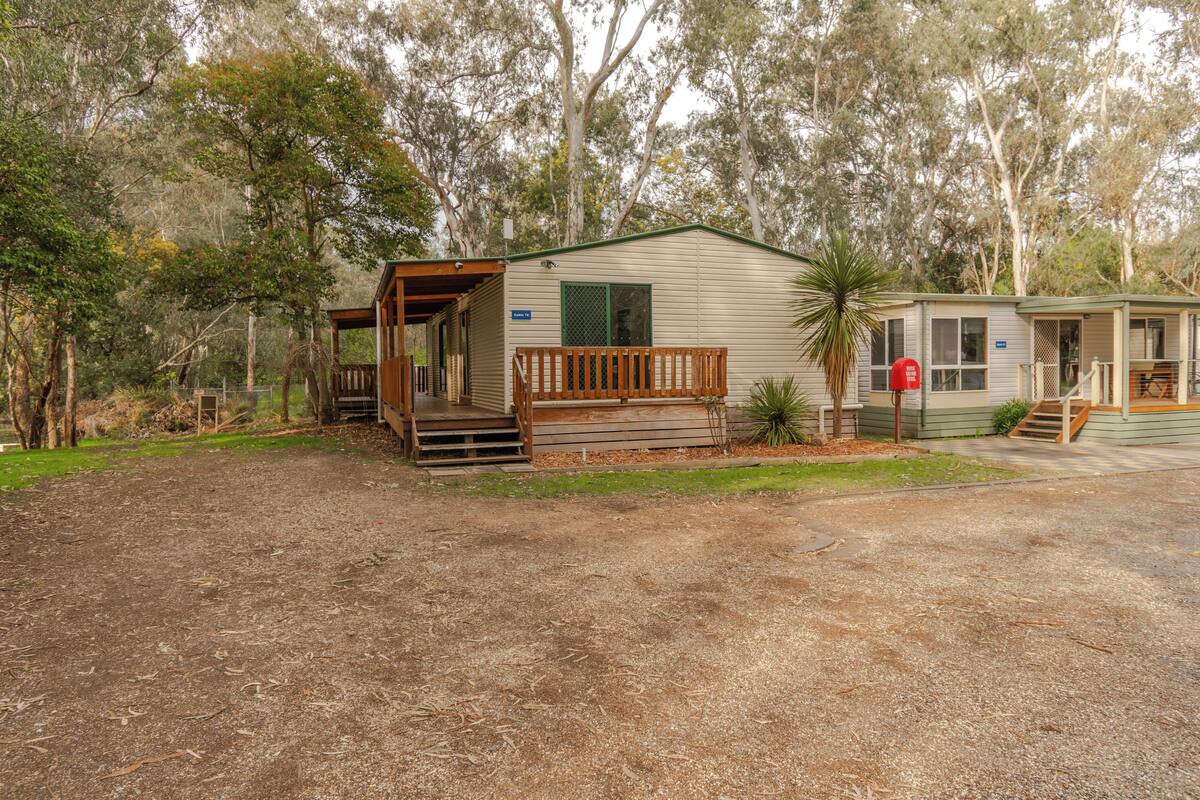 3 Bedrooms Seymour River Lodge | Iron/ironing board, free WiFi, bed sheets
