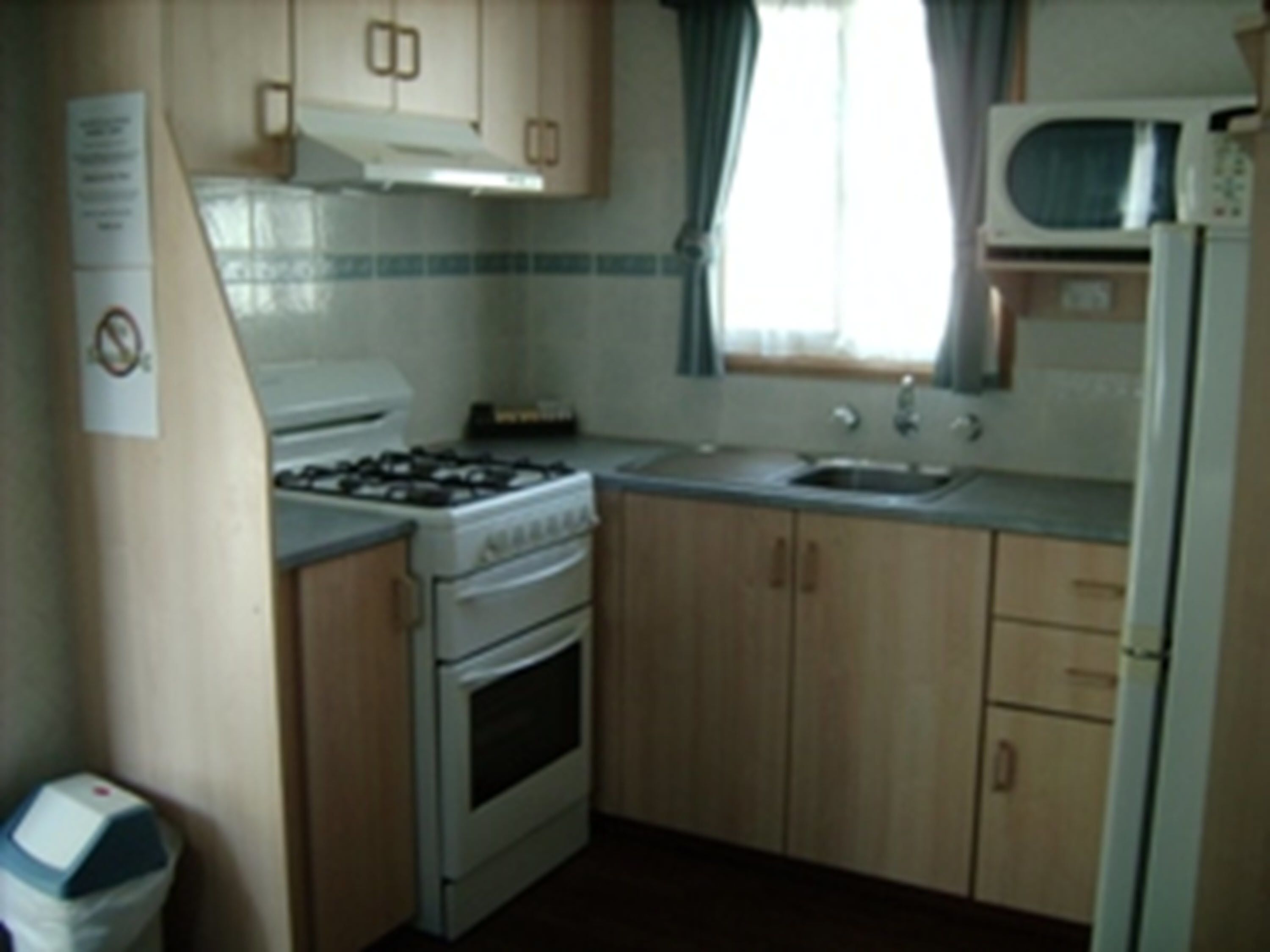 Eenvoudig huisje | Privékeuken | Een koelkast, een microgolfoven, een oven, een kookplaat