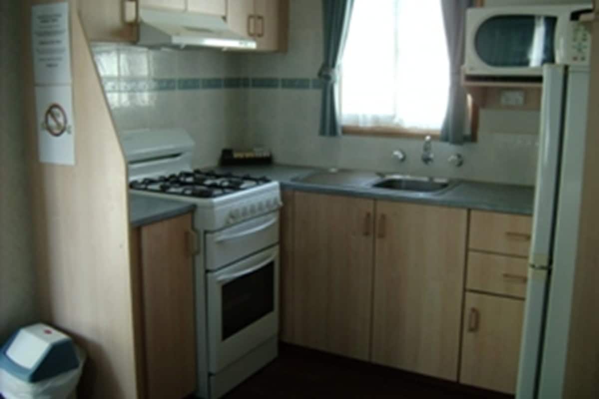 Cabaña básica | Cocina privada | Refrigerador, microondas, horno y parrilla de estufa