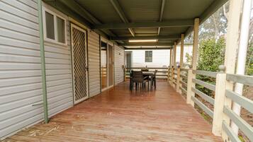 2 Bedrooms Blue Wren Cabin | Terrace/patio