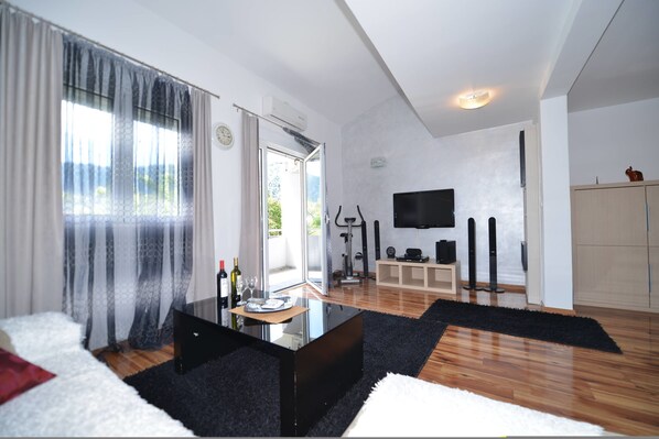 Deluxe Duplex, 2 Bedrooms, Sea View | Living area