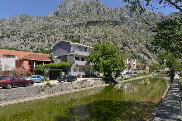 Konaklama yerinin ön cephesi