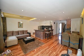 Deluxe Dubleks, 2 Yatak Odası, Deniz Manzaralı | Oturma alanı | Düz ekran televizyon