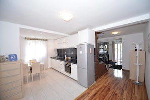 Duplex luxo, 2 quartos, vista para o mar | Área de estar | TV de tela plana