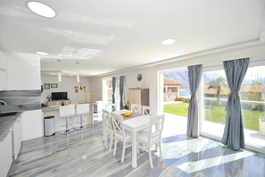 Deluxe Apartment, 2 Bedrooms, Sea View