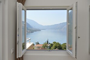 スタンダード アパートメント 1 ベッドルーム バルコニー シービュー | 1 室のベッドルーム、客室ごとに異なる装飾、客室ごとに異なるインテリア、デスク